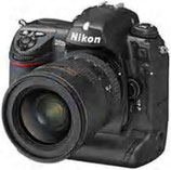 Fotocamera professionale Nikon D2Xs con sensore CMOS da 12.4 Megapixel Riesce a scattare 5 immagini al secondo alla massima risoluzione. Durata della batteria: 3800 foto per carica.