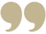 Großes Anführungszeichen in beige gold als Symbol für ein Humorzitat von Susanne Christine Drdla. 