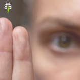Nahaufnahme einer Hand vor einem Gesicht mit fokussiertem Blick – Symbolbild für EMDR, achtsame Traumaverarbeitung und emotionale Entlastung durch bilaterale Stimulation.