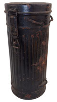 Boitier modèle 38 repeint en noir de masque à gaz allemand WW2