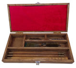 Coffret/boite contenant un nécessaire de nettoyage d’arme fusil (baguettes, brosses/écouvillons…)
