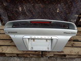 На Мицубиси Галант Galant седан, 1996-2005 г.в. – крышка багажника в сборе со спойлером, оригинал, б/у.