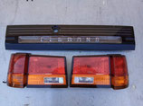 На Ниссан Эльгранд рестайл, 1997-2002 г.в. - фонарь левый правый на крыло и крышку багажника, оригинал, б у. Цена за пять предметов.