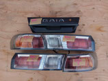 На Тойоту Гая Гайя Gaia, 1996-2001 г.в. – фонарь левый и правый на раннюю версию на крыло и на крышку багажника с катафотом и ручкой, оригинал, б/у. Цена за пять предметов.