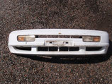 На НИССАН СКАЙЛАЙН R33, 1993-1996 г.в. - передний бампер с усилителем, поворотниками и противотуманками, оригинал, б/у.