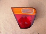 На МИЦУБИСИ ХАРИЗМА седан, 1996-1999 г.в. – фонарь левый на крышку багажника, оригинал, б/у.