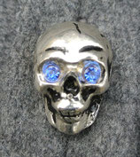 Totenkopf XL silber glanz mit blauen Augen