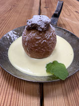 Bratapfel mit Mandel-Nougat-Füllung und Vanillesauce