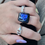 Bague en verre noir et bleu électrique