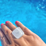 Bague en verre blanc avec flocons de dichroïque