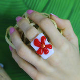 Bague en verre blanc et fleur rouge