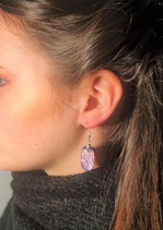 Boucles d'oreilles pendantes en verre dichroïque rose, tige argent