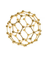 Fullereno fabricado en metal dorado.