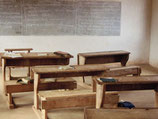 1994 Schulbänke für Mtwara's Schulen