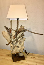 Lampe sur pied en bois (poûtre du 17ème siècle), bois flotté, papillon en pière précieuse (île d'Elbe)