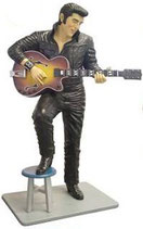 RÉPLICA DE ELVIS PRESLEY CON GUITARRA Y TABURETE | Figuras de cantantes