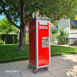 Neuer Flugzeugtrolley in Rot mit Swissair-Schild, inkl. Ablage aus Alu-Dibond + 5 Schubladen + 1 Sidebox aus Aluminium