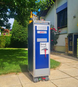 Flugzeugtrolley vielgeflogen, in Saphirblau, mit Plakette der SWISS veredelt. Inhalt inklusive.