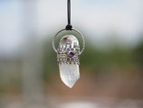Ein roher Bergkristall aus den schweizer Bergen mit einer Bergkristallkugel obendrauf und einem Amethyst in der Silberfassung eingearbeitet, Nr. 1414