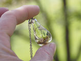 Einzelstück - kleine Zauberwelt in Tropfenform mit Maiglöckchen, Schneckenhäuschen und Waldboden inkl. Kette, Nr. A144