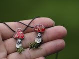 Kleiner handgeschmiedeter Fliegenpilz aus Sterlingsilber mit Blüten des Wiesenkerbels und einem Zirkonia im Stamm - Nr. 1388