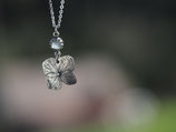 Hortensienblüte mit Labradorit-Edelstein *Geheimnis des alten Waldes*, aus Silber Nr. A56