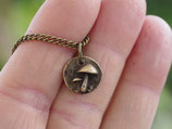 kleine Münzen mit Pilzen und Tierspuren aus Bronze inkl. Kette à 44 cm, Nr. A162