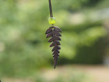 Handgefertigtes Farnblatt aus Bronze mit einer Perle aus recyceltem Glas, Nr. A189