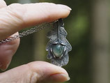 Fundstücke aus dem verborgenen Wald - Ein Eichenblatt mit zwei Moosachat, A147