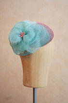 Kopfschmuck mit Blüte in rosé und türkis