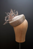 Kopfschmuck in taupe mit "Federexplosion"