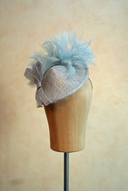 Kopfschmuck mit Federn hellblau-silber