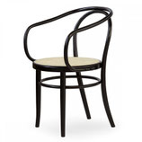Sedia Thonet con braccioli capotavola in sala da pranzo