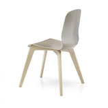 Glar Wood Plastic è sinergia tra il telaio in legno e la scocca in tecnopolimero, ben si adatta a un gusto minimal contemporaneo.
