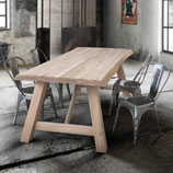 Tavolo in legno massello fisso.