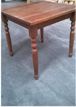 tavolo 4 gambe tornite- misure 60x60x3 h.75 tinta noce legno pino T/064