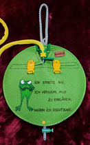 Grün 12: Urinbeutel Schutztasche rund, in grün mit großen gelben Klickverschlüssen für 2000ml Sammelbeutel, Frosch-Motiv & Spruch