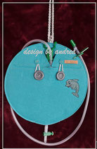 Blau 10: Urinbeutel Schutztasche rund, in türkis, mit grauen Holzknöpfen und handgemalten "Delfin-Motiv"  für 2000ml Sammelbeutel