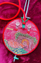 Winter 8: Urinbeutel Schutztasche rund für 2 Liter Sammelbeutel, in rot, mit gestalteten Holzknöpfen, handgemalten Wintermotiv, einem schlafenden Kätzchen & aufgenähten Perlen über dem Kamin