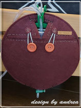 Rot 20: Urinbeutel Schutztasche rund, in brombeer/anthrazit, mit hellroten Holzknöpfen  für 2000ml Sammelbeutel