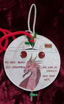 Grau 16: Urinbeutel Schutztasche rund, in hellgrau, für 2000ml Sammelbeutel mit handgemalten "Roter Drache-Motiv", raffiniert gestalteten Holzknöpfen & Spruch