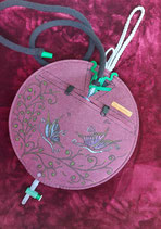 Urinbeutel Schutztasche rund, in brombeer/anthrazit mit schwarzen Klickverschlüssen & handgemalten "Schmetterlings-Motiv"