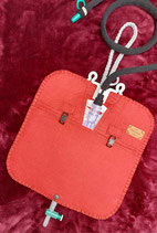 Rot 2: Urinbeutel Schutztasche eckig, in rot, mit schwarzen Klickverschlüssen  für 2000ml Sammelbeutel