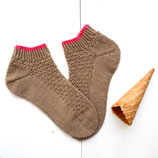 Garnpaket Sneakersocken EiscremeSoxx inkl. Anleitung Lehm, Himbeerrot und Eisblau