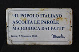 ANTICA TARGA FRASE CELEBRE DI MUSSOLINI LATTA SMALTATA 1930.