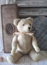 Dekorativer alter bespielter Teddy