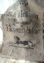 Shabby alter Mehlsack mit dekorativem Aufdruck von 1924