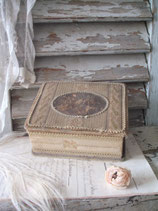 Shabby: Alte Stoffschachtel / Nähkästchen aus Frankreich
