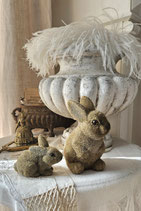 Zwei vintage Osterhasen beflockt