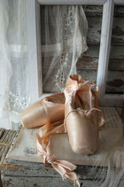 Zertanztes Paar alter Ballettschuhe aus Frankreich